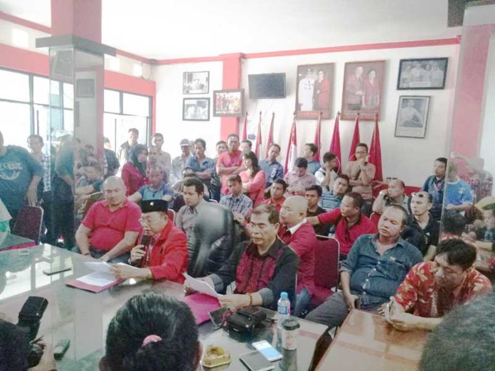 KONPRES. Cornelis didampingi Dewan Pakar DPD PDIP Kalbar Jakius Sinyor memberikan keterangan pers terkait hasil hitung cepat lembaga surve di Pilgub Kalbar di Sekretariat DPD PDIP Kalbar, Jalan Sultan Abdurrahman, Pontianak, Sabtu siang (30/6). Ambrosius Junius-RK