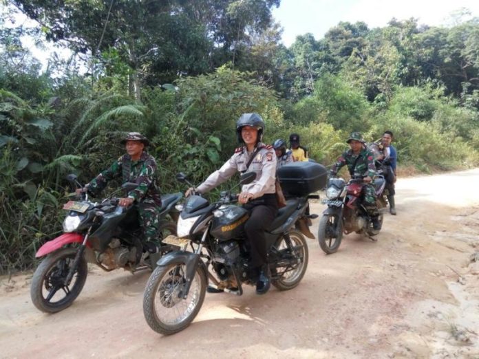 Kapolsek bersama Danramil didampingi anggotanya masing - masing melakukan patroli bersama cegah Karhutla—ist