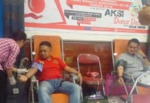 Kemarin Donor Darah, Hari Ini Jalan Sehat Kasi Pidum Kejari Sanggau, Adityo Utomo (kiri) ikut mendonorkan darahnya pada acara donor darah yang digelar Kejaksaan Negeri Sanggau, Jumat (20/7)—Kiram Akbar