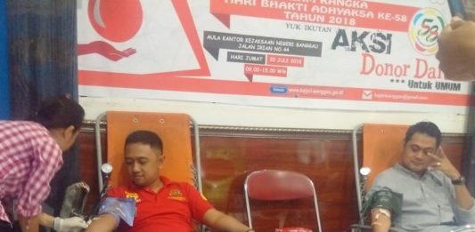 Kemarin Donor Darah, Hari Ini Jalan Sehat Kasi Pidum Kejari Sanggau, Adityo Utomo (kiri) ikut mendonorkan darahnya pada acara donor darah yang digelar Kejaksaan Negeri Sanggau, Jumat (20/7)—Kiram Akbar