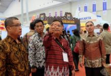 Bupati Kecewa, Stand Sekadau Monoton KECEWA. Bupati Sekadau, Rupinus SH MSi menyampaikan arahan ketika meninjau Stand Pameran Sekadau di Apkasi Expo Banten, Jumat (6/7) lalu. Rupinus kecewa menyaksikan tampilan stand Sekadau yang dinilai monoton. Humas Pemkab Sekadau for Rakyat Kalbar