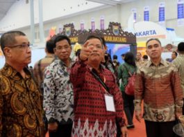 KECEWA. Bupati Sekadau, Rupinus SH MSi menyampaikan arahan ketika meninjau Stand Pameran Sekadau di Apkasi Expo Banten, Jumat (6/7) lalu. Rupinus kecewa menyaksikan tampilan stand Sekadau yang dinilai monoton. Humas Pemkab Sekadau for Rakyat Kalbar