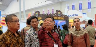 Bupati Kecewa, Stand Sekadau Monoton KECEWA. Bupati Sekadau, Rupinus SH MSi menyampaikan arahan ketika meninjau Stand Pameran Sekadau di Apkasi Expo Banten, Jumat (6/7) lalu. Rupinus kecewa menyaksikan tampilan stand Sekadau yang dinilai monoton. Humas Pemkab Sekadau for Rakyat Kalbar