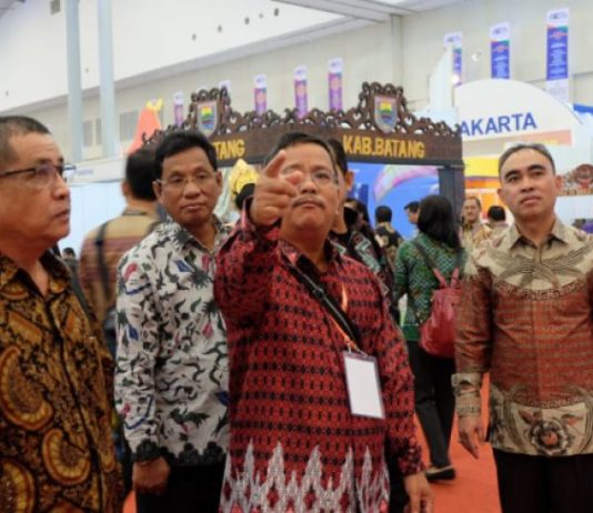Bupati Kecewa, Stand Sekadau Monoton KECEWA. Bupati Sekadau, Rupinus SH MSi menyampaikan arahan ketika meninjau Stand Pameran Sekadau di Apkasi Expo Banten, Jumat (6/7) lalu. Rupinus kecewa menyaksikan tampilan stand Sekadau yang dinilai monoton. Humas Pemkab Sekadau for Rakyat Kalbar