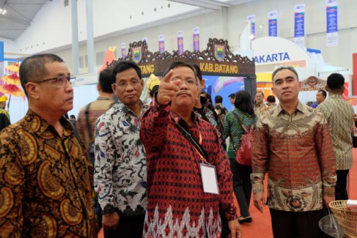 KECEWA. Bupati Sekadau, Rupinus SH MSi menyampaikan arahan ketika meninjau Stand Pameran Sekadau di Apkasi Expo Banten, Jumat (6/7) lalu. Rupinus kecewa menyaksikan tampilan stand Sekadau yang dinilai monoton. Humas Pemkab Sekadau for Rakyat Kalbar