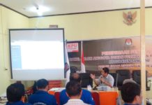Mantan Napi Korupsi Tetap Tak Boleh Jadi Caleg Ketua KPU Kabupaten Sanggau, Sekundus Ritih, menjelaskan kepada para bakal Caleg soal mekanisme pendaftaran, Selasa (17/6)—Kiram Akbar