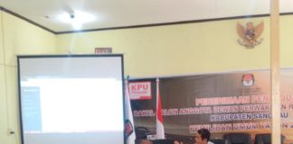 Mantan Napi Korupsi Tetap Tak Boleh Jadi Caleg Ketua KPU Kabupaten Sanggau, Sekundus Ritih, menjelaskan kepada para bakal Caleg soal mekanisme pendaftaran, Selasa (17/6)—Kiram Akbar