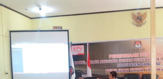 Mantan Napi Korupsi Tetap Tak Boleh Jadi Caleg Ketua KPU Kabupaten Sanggau, Sekundus Ritih, menjelaskan kepada para bakal Caleg soal mekanisme pendaftaran, Selasa (17/6)—Kiram Akbar