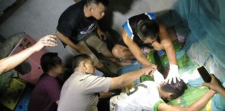 AB Ditemukan Tak Bernyawa, Di Sampingnya Ditemukan Senapan Angin EVAKUASI. Korban saat ditemukan dalam keadaan sudah tak bernyawa dan segera dievakuasi kepolisian, Sabtu (14/7)—Polres Sanggau for Rakyat Kalbar