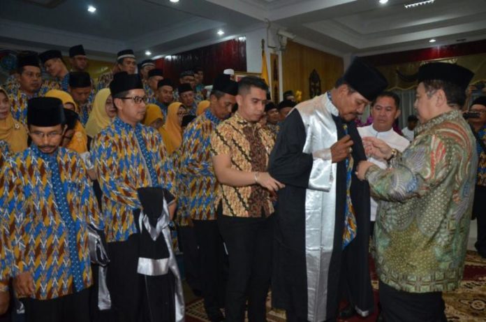 LANTIK. Dodi Riyadmaji melantik Dewan Hakim MTQ Tingkat Provinsi Kalbar di Aula Kantor Bupati Mempawah, Sabtu (30/6). Humas Pemprov for RK