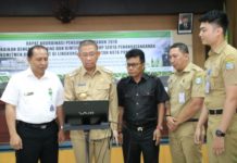 Bansos Temuan Terbanyak LAUNCHING. Sutarmdiji melaunching program SIPP-TLRHP di Aula Sultan Syarif Abdurahman, kantor Wali Kota Pontianak, Senin (16/7). Gusnadi-RK