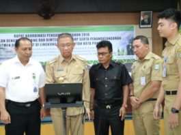 LAUNCHING. Sutarmdiji melaunching program SIPP-TLRHP di Aula Sultan Syarif Abdurahman, kantor Wali Kota Pontianak, Senin (16/7). Gusnadi-RK