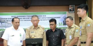 Bansos Temuan Terbanyak LAUNCHING. Sutarmdiji melaunching program SIPP-TLRHP di Aula Sultan Syarif Abdurahman, kantor Wali Kota Pontianak, Senin (16/7). Gusnadi-RK