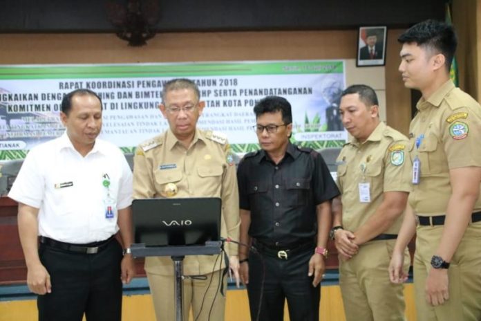 LAUNCHING. Sutarmdiji melaunching program SIPP-TLRHP di Aula Sultan Syarif Abdurahman, kantor Wali Kota Pontianak, Senin (16/7). Gusnadi-RK