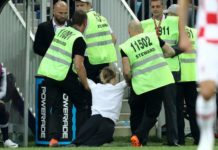 Aksi Protes Terhadap Vladimir Putin DIAMANKAN PETUGAS. Salah seorang anggota Pussy Riot diamankan petugas keamanan ketika masuk lapangan pertandingan babak Final Piala Duna di Stadion Luzhniki, Rusia, Minggu (15/7). Angger Bondan/Jawa Pos