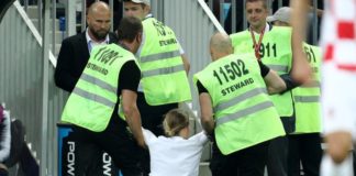 Aksi Protes Terhadap Vladimir Putin DIAMANKAN PETUGAS. Salah seorang anggota Pussy Riot diamankan petugas keamanan ketika masuk lapangan pertandingan babak Final Piala Duna di Stadion Luzhniki, Rusia, Minggu (15/7). Angger Bondan/Jawa Pos