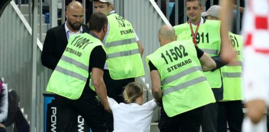 Aksi Protes Terhadap Vladimir Putin DIAMANKAN PETUGAS. Salah seorang anggota Pussy Riot diamankan petugas keamanan ketika masuk lapangan pertandingan babak Final Piala Duna di Stadion Luzhniki, Rusia, Minggu (15/7). Angger Bondan/Jawa Pos