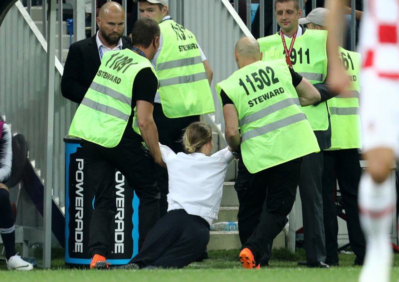 DIAMANKAN PETUGAS. Salah seorang anggota Pussy Riot diamankan petugas keamanan ketika masuk lapangan pertandingan babak Final Piala Duna di Stadion Luzhniki, Rusia, Minggu (15/7). Angger Bondan/Jawa Pos