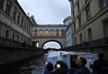 Venice dari Utara TUR KAPAL. Para Wisatawan menikmati keindahan sungai di Saint Petersburg, Rusia, saat menaiki wisata tur kapal selama sejam dengan harga 800 rubel, Senin (9/7). Angger Bondan-Jawa Pos