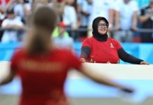 Rela Gaji Sebulan Hilang demi  Membawa Bendera Argentina VOLUNTER DARI INDONESIA. Mita Yulian Sasmita, sukarelawan Piala Dunia 2018 asal Indonesia, saat bertugas memegang bendera Argentina sebelum pertandingan 16 besar Prancis-Argentina, di Kazan Arena, Rusia, Sabtu (30/6). Angger Bondan-Jawa Pos