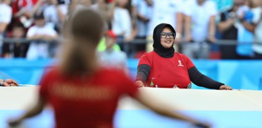 Rela Gaji Sebulan Hilang demi Membawa Bendera Argentina VOLUNTER DARI INDONESIA. Mita Yulian Sasmita, sukarelawan Piala Dunia 2018 asal Indonesia, saat bertugas memegang bendera Argentina sebelum pertandingan 16 besar Prancis-Argentina, di Kazan Arena, Rusia, Sabtu (30/6). Angger Bondan-Jawa Pos