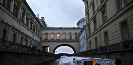 Venice dari Utara TUR KAPAL. Para Wisatawan menikmati keindahan sungai di Saint Petersburg, Rusia, saat menaiki wisata tur kapal selama sejam dengan harga 800 rubel, Senin (9/7). Angger Bondan-Jawa Pos