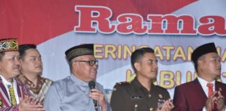 Horeee, Kubu Raya Launching Kota Cerdas Berbasis IT Launching Smart City. Bupati Kubu Raya, H Rusman Ali dan Wabup Hermanus disaksikan kejaksaan dan DPRD Kubu Raya melaunching smart city di Aula Kantor Bupati Kubu Raya, Selasa (17/7). Humas for Rakyat Kalbar