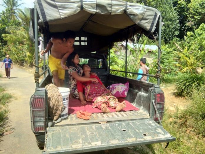 HENDAK MELAHIRKAN. Antonia Supriyani ketika dibawa menggunakan mobil dinas Koramil 01 Bengkayang menuju rumah sakit Kamis (5/7). Kurnadi-RK