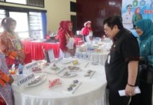 Pangan Berkualitas Tentukan SDM MENU LOMBA. Dodi Riyadmadji didamping Tita Kadarsari melihat menu peserta dalam LCM B2SA Berbasis Sumber Daya Lokal Tingkat Provinsi Kalbar di Balai Pertemuan Bhinneka Karya Abadi Gedung Korpri Pontianak, Kamis (19/7). Humas Pemprov for RK