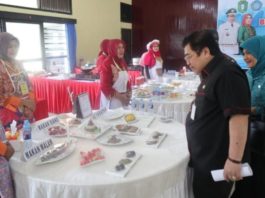 MENU LOMBA. Dodi Riyadmadji didamping Tita Kadarsari melihat menu peserta dalam LCM B2SA Berbasis Sumber Daya Lokal Tingkat Provinsi Kalbar di Balai Pertemuan Bhinneka Karya Abadi Gedung Korpri Pontianak, Kamis (19/7). Humas Pemprov for RK