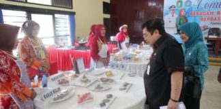 Pangan Berkualitas Tentukan SDM MENU LOMBA. Dodi Riyadmadji didamping Tita Kadarsari melihat menu peserta dalam LCM B2SA Berbasis Sumber Daya Lokal Tingkat Provinsi Kalbar di Balai Pertemuan Bhinneka Karya Abadi Gedung Korpri Pontianak, Kamis (19/7). Humas Pemprov for RK