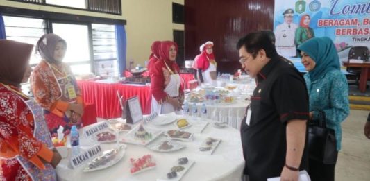 Pangan Berkualitas Tentukan SDM MENU LOMBA. Dodi Riyadmadji didamping Tita Kadarsari melihat menu peserta dalam LCM B2SA Berbasis Sumber Daya Lokal Tingkat Provinsi Kalbar di Balai Pertemuan Bhinneka Karya Abadi Gedung Korpri Pontianak, Kamis (19/7). Humas Pemprov for RK