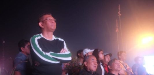 Siap Benahi Infrastruktur Sepak Bola NOBAR. Sutarmidji membaur bersama warga menyaksikan Final Piala Dunia 2018 di Taman Digulis Pontianak, Minggu malam (15/7). Humas Pemkot for RK