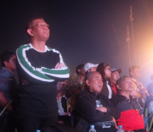 Siap Benahi Infrastruktur Sepak Bola NOBAR. Sutarmidji membaur bersama warga menyaksikan Final Piala Dunia 2018 di Taman Digulis Pontianak, Minggu malam (15/7). Humas Pemkot for RK