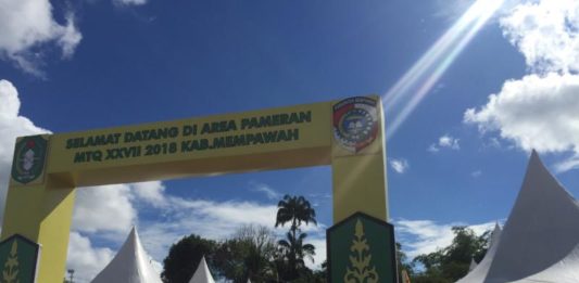 Ayo Ramaikan Mempawah! Finishing. kabupaten/kota se-Kalbar menyelesaikan pembuatan stand sebelum pembukaan MTQ XXVII tingkat Provinsi Kalbar di komplek Stadion Opu Daeng Manambon, Mempawah. Ari Sandy
