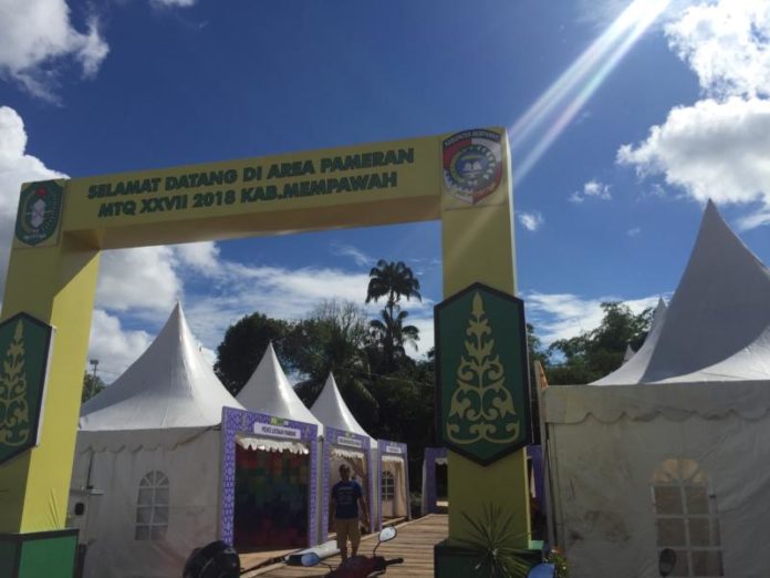 Finishing. kabupaten/kota se-Kalbar menyelesaikan pembuatan stand sebelum pembukaan MTQ XXVII tingkat Provinsi Kalbar di komplek Stadion Opu Daeng Manambon, Mempawah. Ari Sandy