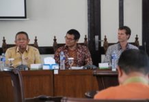 Midji: Bangun Drainase Jangan Asal-asalan PAPARAN. Bestieen dari Deltares dan Rinsan Tobing dari perwakilan Bank Dunia mendengar paparan Sutarmidji mengenai geografis Kota Pontianak di Aula Abdul Muis Muin Kantor Bappeda Kota Pontianak, Jumat (13/7). Humas Pemkot for RK