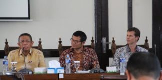 Midji: Bangun Drainase Jangan Asal-asalan PAPARAN. Bestieen dari Deltares dan Rinsan Tobing dari perwakilan Bank Dunia mendengar paparan Sutarmidji mengenai geografis Kota Pontianak di Aula Abdul Muis Muin Kantor Bappeda Kota Pontianak, Jumat (13/7). Humas Pemkot for RK