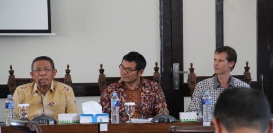 Midji: Bangun Drainase Jangan Asal-asalan PAPARAN. Bestieen dari Deltares dan Rinsan Tobing dari perwakilan Bank Dunia mendengar paparan Sutarmidji mengenai geografis Kota Pontianak di Aula Abdul Muis Muin Kantor Bappeda Kota Pontianak, Jumat (13/7). Humas Pemkot for RK