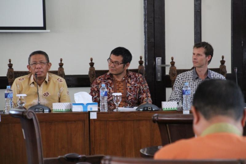 PAPARAN. Bestieen dari Deltares dan Rinsan Tobing dari perwakilan Bank Dunia mendengar paparan Sutarmidji mengenai geografis Kota Pontianak di Aula Abdul Muis Muin Kantor Bappeda Kota Pontianak, Jumat (13/7). Humas Pemkot for RK