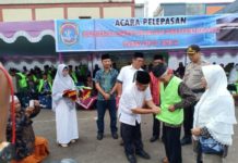 Tangis Haru Warnai Pelepasan CJH Sekadau PASANG JAKET. Wakil Bupati Sekadau. Aloysius memasang jaket kepada salah seorang perwakilan CJH Sekadau di terminal bus Lawang Kuari, Sabtu pagi (28/7). Abdu Syukri-RK