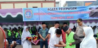 Tangis Haru Warnai Pelepasan CJH Sekadau PASANG JAKET. Wakil Bupati Sekadau. Aloysius memasang jaket kepada salah seorang perwakilan CJH Sekadau di terminal bus Lawang Kuari, Sabtu pagi (28/7). Abdu Syukri-RK