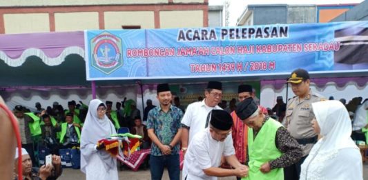 Tangis Haru Warnai Pelepasan CJH Sekadau PASANG JAKET. Wakil Bupati Sekadau. Aloysius memasang jaket kepada salah seorang perwakilan CJH Sekadau di terminal bus Lawang Kuari, Sabtu pagi (28/7). Abdu Syukri-RK