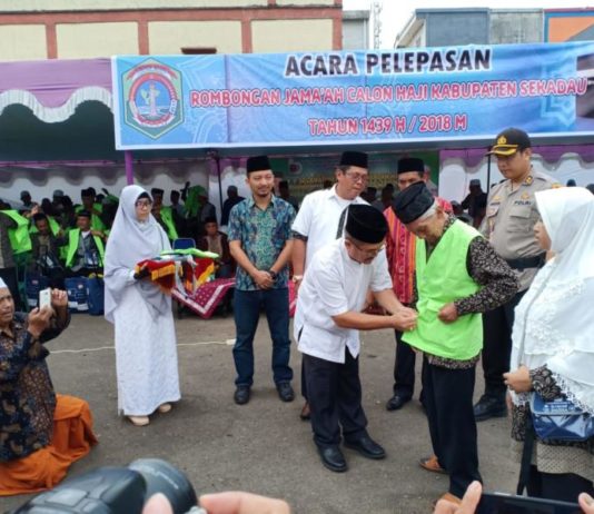 Tangis Haru Warnai Pelepasan CJH Sekadau PASANG JAKET. Wakil Bupati Sekadau. Aloysius memasang jaket kepada salah seorang perwakilan CJH Sekadau di terminal bus Lawang Kuari, Sabtu pagi (28/7). Abdu Syukri-RK