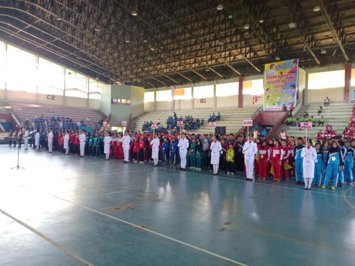 PEMBUKAAN. 13 Kontingen berkumpul pada pembukaan Popda Tahun 2018 di GOR Pangsuma, Selasa (17/7). Rizka Nanda-RK