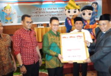 Edi Pasti Realisasikan Janji Politiknya PEMIMPIN BARU. Sujadi menyerahkan penetapan Edi Rusdi Kamtono-Bahasan sebagai Wali Kota dan Wakil Wali Kota Pontianak terpilih di Hotel Aston Pontianak, Kamis (26/7). Gusnadi-RK