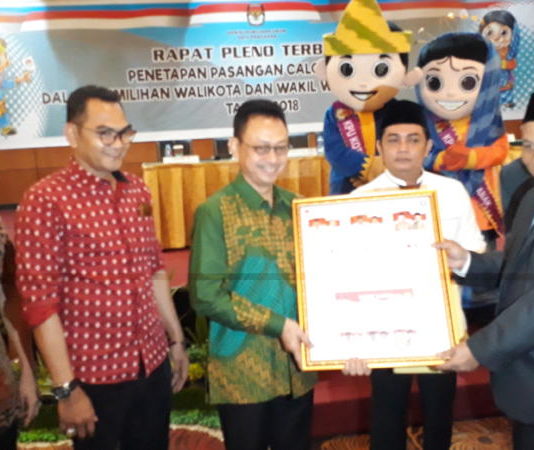 Edi Pasti Realisasikan Janji Politiknya PEMIMPIN BARU. Sujadi menyerahkan penetapan Edi Rusdi Kamtono-Bahasan sebagai Wali Kota dan Wakil Wali Kota Pontianak terpilih di Hotel Aston Pontianak, Kamis (26/7). Gusnadi-RK