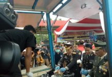 18 Orang Divonis Mati PEMUSNAHAN. Irjen Pol Didi Haryono bersama Dir Resnarkoba Polda Kalbar Kombes Pol Purnama Barus dan Pangdam XII/Tpr Mayjen TNI Achmad Supriyadi secara bergantian membuka balutan paket sabu yang dimusnakan di lapangan Mapolda Kalbar, Selasa (11/7) Ambrosius Junius-RK