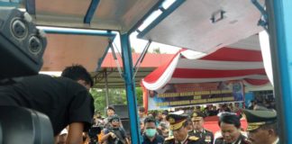 18 Orang Divonis Mati PEMUSNAHAN. Irjen Pol Didi Haryono bersama Dir Resnarkoba Polda Kalbar Kombes Pol Purnama Barus dan Pangdam XII/Tpr Mayjen TNI Achmad Supriyadi secara bergantian membuka balutan paket sabu yang dimusnakan di lapangan Mapolda Kalbar, Selasa (11/7) Ambrosius Junius-RK