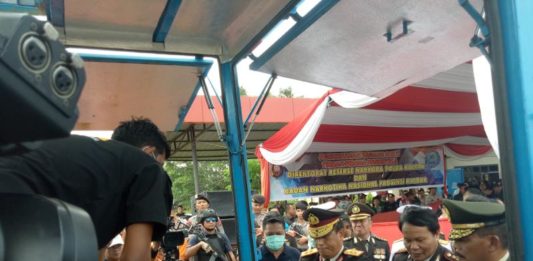 18 Orang Divonis Mati PEMUSNAHAN. Irjen Pol Didi Haryono bersama Dir Resnarkoba Polda Kalbar Kombes Pol Purnama Barus dan Pangdam XII/Tpr Mayjen TNI Achmad Supriyadi secara bergantian membuka balutan paket sabu yang dimusnakan di lapangan Mapolda Kalbar, Selasa (11/7) Ambrosius Junius-RK